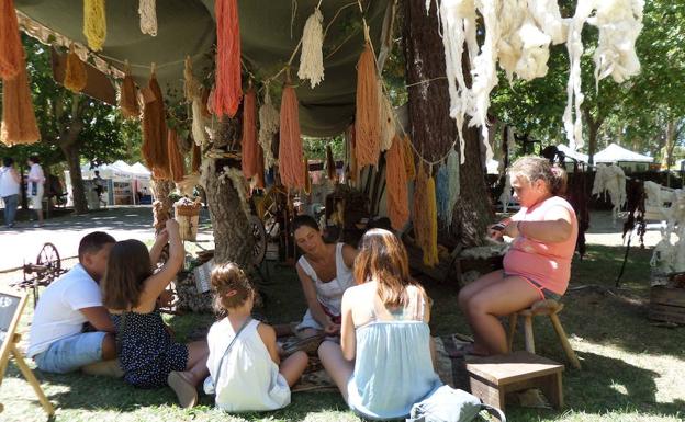 La francesa Aurélie Soisnard imparte un taller para niños. 