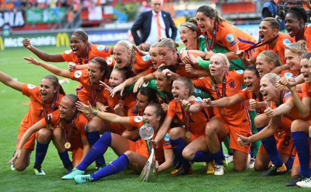 Las futbolistas holandesas festejan el título. 