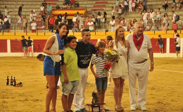 ‘Tororo’ recibiendo su trofeo de manos del Alcalde de Íscar y una de las Reinas de las Fiestas