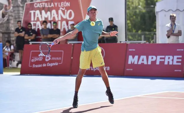 Álex de Miñaur golpea de derechas una bola durante la final de este domingo.