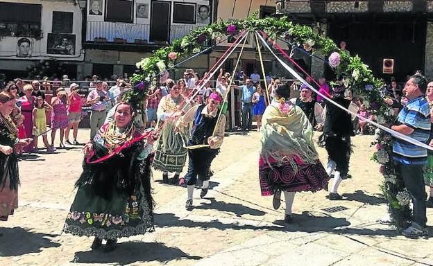 Los vecinos de Mogarraz entregaron sus ofrendas a la Virgen de las Nieves antes de que un buen grupo de niños y jóvenes le dedicaran sus bailes.