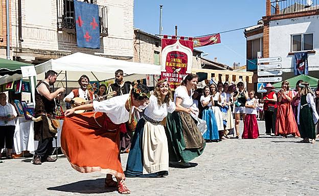 Los espectadores aplauden una de las representaciones en la calle. 