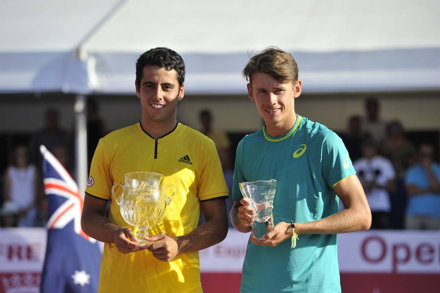 Jaume Munar (i) y Álex de Miñaur, con sus trofeos.