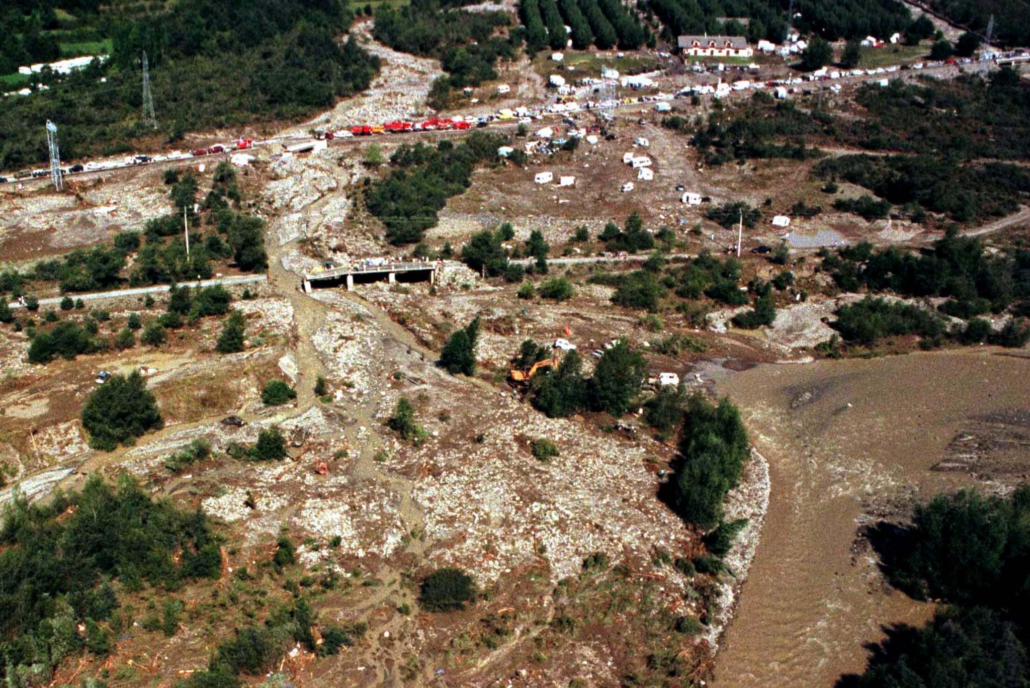 Vistas del terreno que ocupaba el camping de Las Nieves en Biescas, asolado por las inundaciones que causaron 87 muertos.
