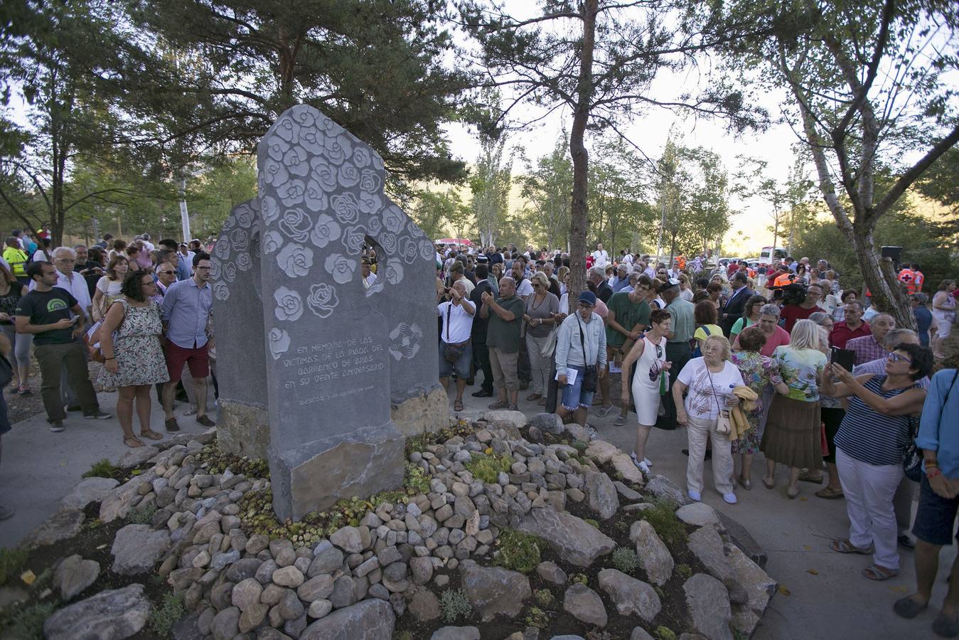 Inauguraración del parque Memorial del Campin Las Nieves, en Biesca, presidido por una escultura en piedra en recuerdo de las víctimas en una jornada en la que los familiares han recibido el primer homenaje oficial en recuerdo de todos los afectados veinte años después.