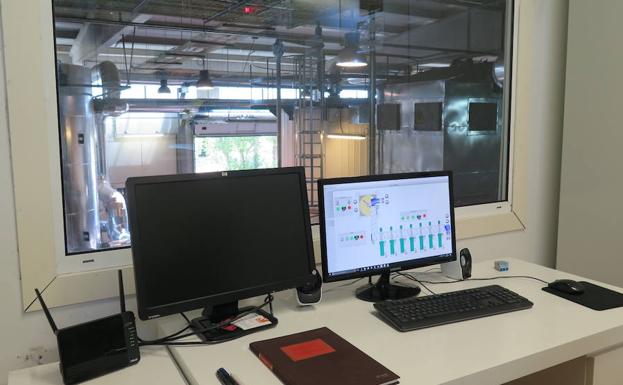 Sala de control de la central de la Universidad de Valladolid. Los técnicos pueden controlar los procesos e incidencias desde el teléfono móvil, lo que supone un avance notable y resta saturación a esta sala. 