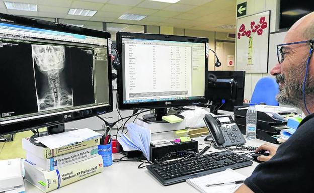El responsable del servicio de Informática del hospital, mostrando el manejo del programa Jimena 4, donde se puede ver una radiografía y el resultado de una prueba de laboratorio. 