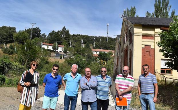 El delegado de la Junta y el alcalde de Barruelo, en la visita a la residencia.