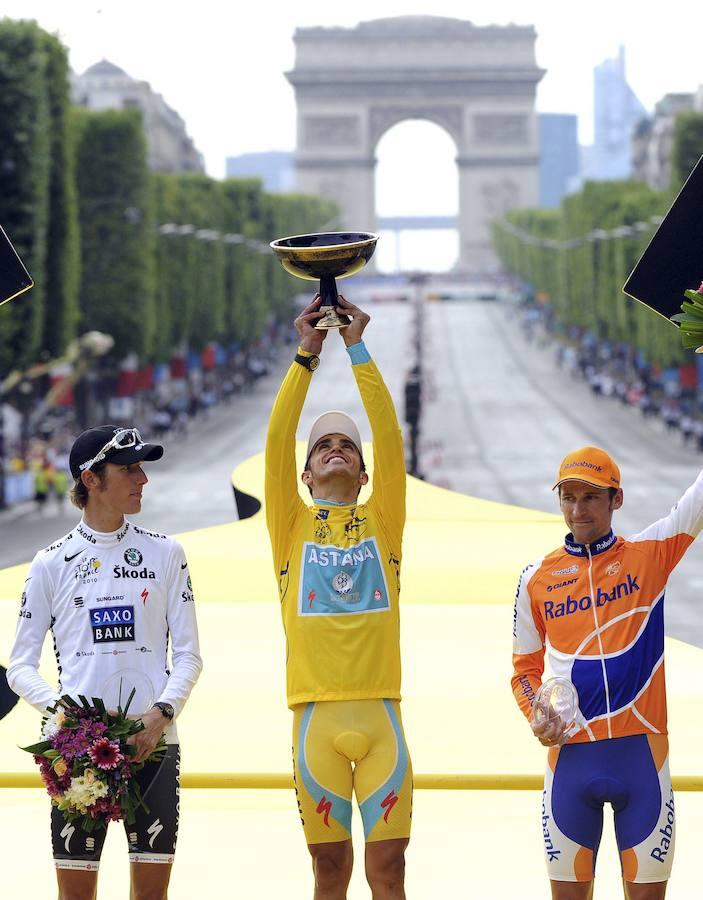 Alberto Contador celebra la victoria en el 'Tour de Francia 2010', su tercer 'Tour' 