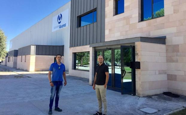 Daniel y Marcos Álvarez, propietarios de la empresa Vulcanizados Álvarez, que exporta el 25% de su facturación. 