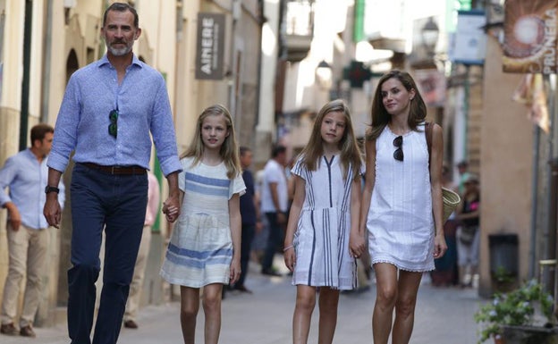 La Familia Real española paseo por las calles de Sóller. 