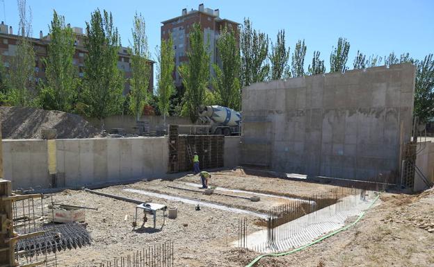 Obras de construcción de una central en Valladolid. 