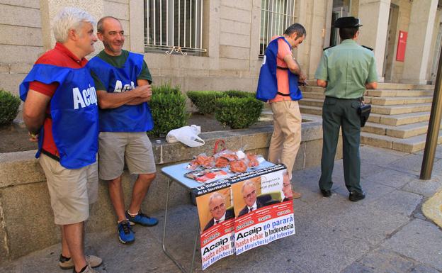 Representantes de Acaip, en la protesta de ayer ante la Subdelegación. 