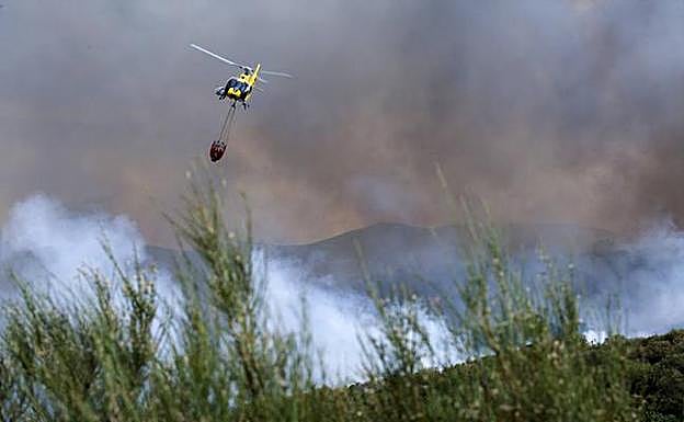 Helicóptero desplegado en el incendio