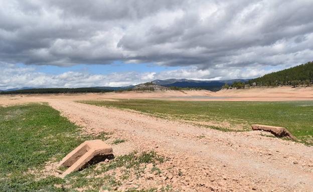 Restos de un antiguo camino que debería estar sepultado por las aguas del embalse de Aguilar.