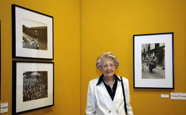 Piedad Isla en la presentación de su exposición 'Entre latidos y silencios', en el Centro Cultural Provincial de Palencia