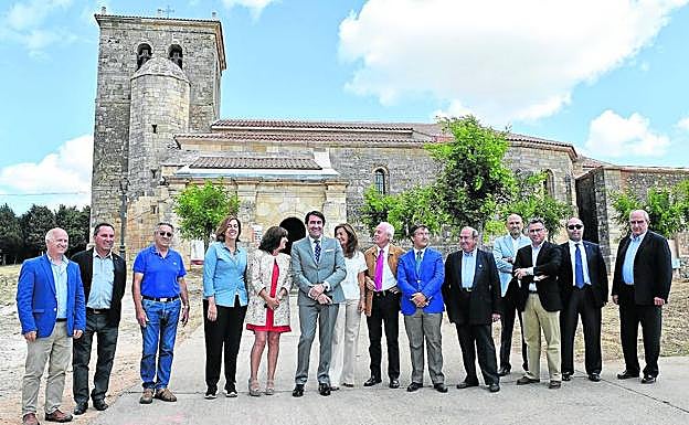 Los participantes en la visita, delante de la iglesia.