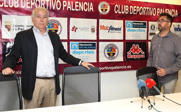 Paco Serrano, a la izquierda, junto con el presidente del club, Javier Rodríguez. 