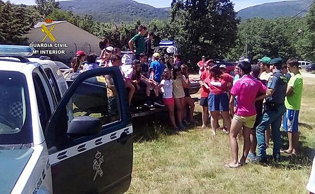 Niños participantes en la jornada de convivencia con agentes del Seprona en el Lago de Sanabria. 