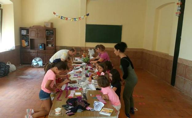 Jóvenes de Villasarracino en el taller de marionetas.