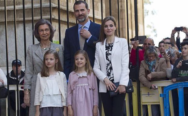 Don Felipe y Doña Letizia con sus hijas y la reina Sofía en Palma de Mallorca. 