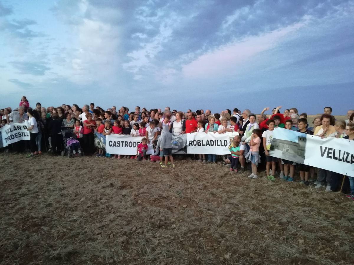 Los pueblos de Castrodeza, Velliza, Villán de Tordesillas y Robladillo se reúnen bajo la luna llena en el páramo de Torozos. 