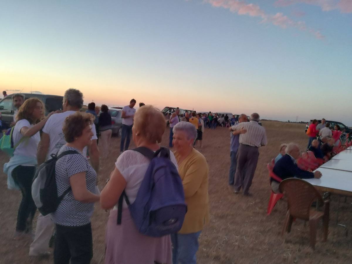 Los pueblos de Castrodeza, Velliza, Villán de Tordesillas y Robladillo se reúnen bajo la luna llena en el páramo de Torozos. 