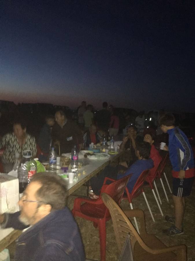 Los pueblos de Castrodeza, Velliza, Villán de Tordesillas y Robladillo se reúnen bajo la luna llena en el páramo de Torozos. 