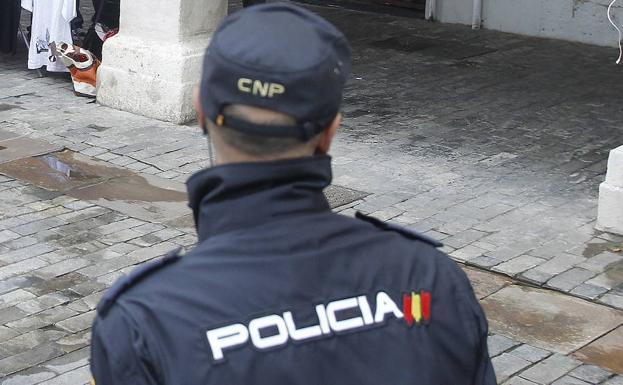 Un Policía Nacional, durante el servicio en Palencia. 