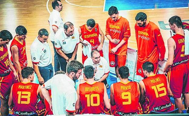 Joaquín Prado da explicaciones a sus jugadores en un partido de la selección. 