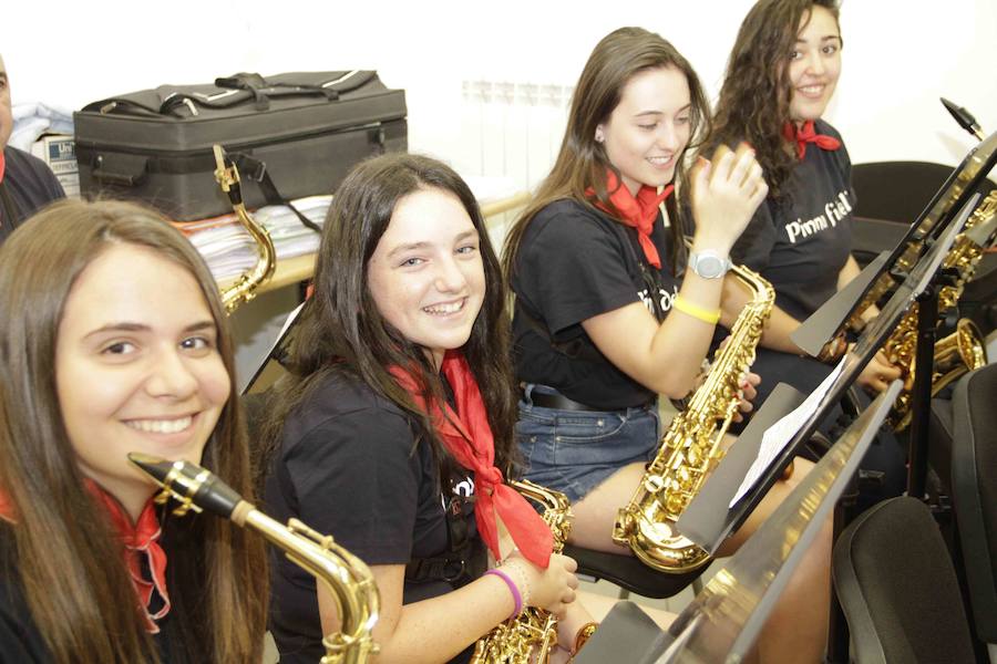 Cristina, Cristina, Carmen y María, saxofones en la Banda de Peñafiel.