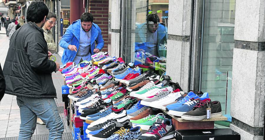 Expositor de zapatillas de deporte, ante la fachada de un establecimiento en la calle Colón, en la pasada jornada de compras en la calle. 