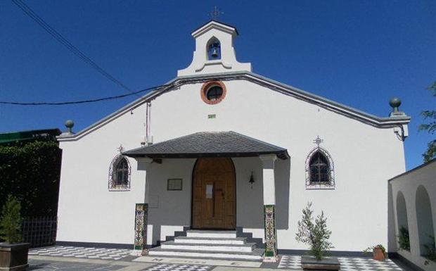 Fachada de la capilla de Santiago Apóstol,en el barrio de La Estación de Otero de Herreros.