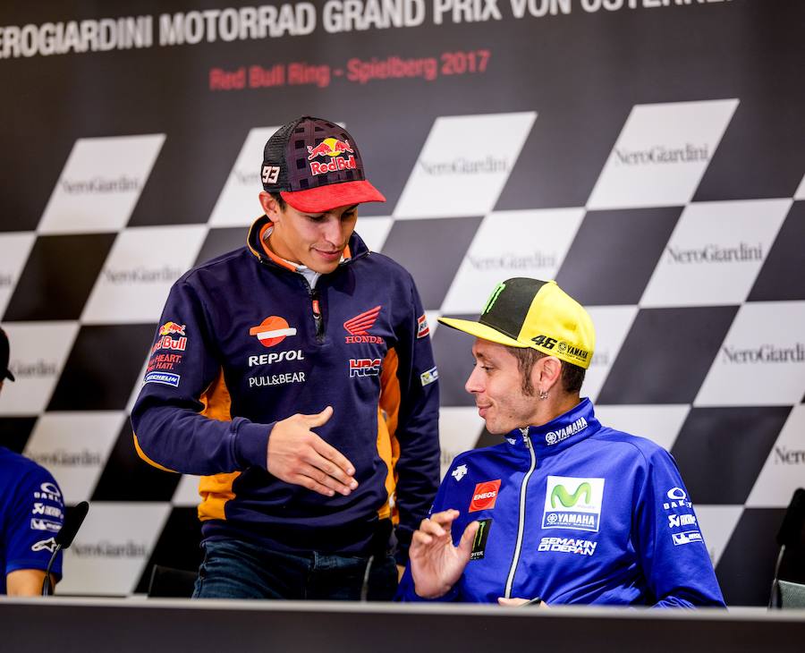 Marc Márquez saluda a Valentino Rossi. 