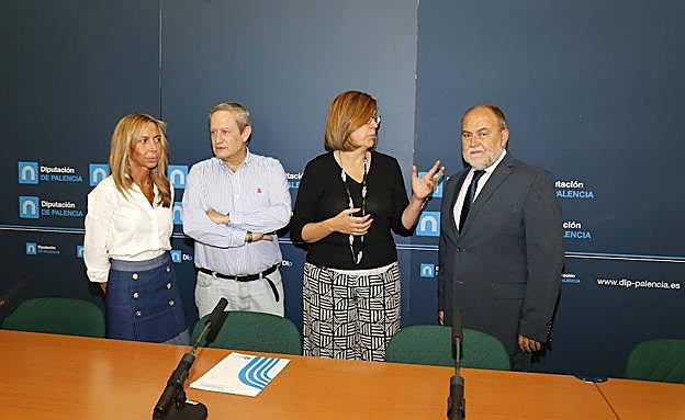 De izquierda a derecha, Carmen Fernández, Carlos Martín, Ángeles Armisén y Julio G. Calzada.