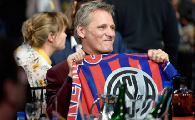 Viggo Mortensen muestra con orgullo la camiseta del San Lorenzo de Almagro. 