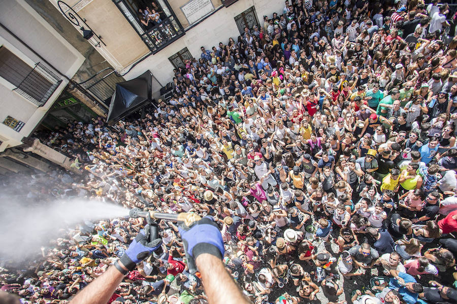 Un poco de agua para refrescar el ambiente en la plaza del Trigo.