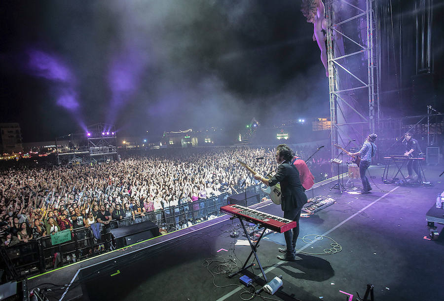 El plantel de la noche prometía, con Leiva, Fangoria, Sidonie, Coque Maya y Xoel López. Y con ellos, 25.000 personas pudieron disfrutar de la completa oferta musical que se fue sucediendo entre los escenarios Ribera del Duero y Aranda. Con el cartel de no hay billetes colgado desde última hora del jueves, la organización decidió duplicar anoche los carriles de entrada al recinto para evitar las colas que se formaron en la jornada del jueves y generaron las quejas de algunos usuarios.