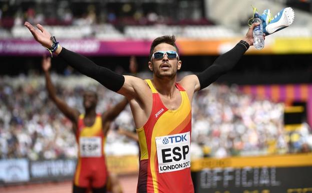 Óscar Husillos celebra el primer puesto en la semifinal del 4x400 metros en Londres. 