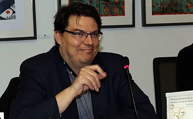 El autor Boris Rozas en la presentación de su noveno poemario en la Casa de Zorrilla. 
