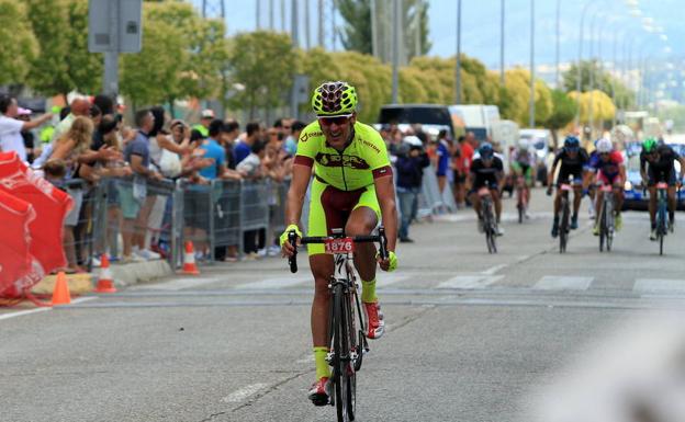 El vencedor de la Marcha Ciclodeportiva Pedro Delgado del año pasado cruza la meta. 