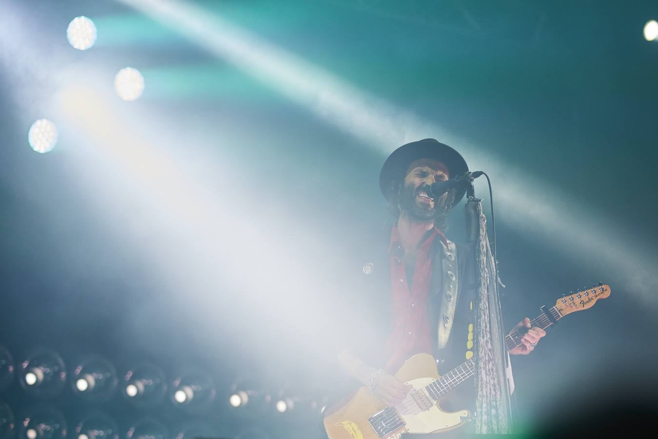 El plantel de la noche prometía, con Leiva, Fangoria, Sidonie, Coque Maya y Xoel López. Y con ellos, 25.000 personas pudieron disfrutar de la completa oferta musical que se fue sucediendo entre los escenarios Ribera del Duero y Aranda. Con el cartel de no hay billetes colgado desde última hora del jueves, la organización decidió duplicar anoche los carriles de entrada al recinto para evitar las colas que se formaron en la jornada del jueves y generaron las quejas de algunos usuarios.