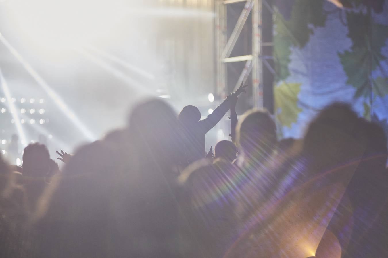 El plantel de la noche prometía, con Leiva, Fangoria, Sidonie, Coque Maya y Xoel López. Y con ellos, 25.000 personas pudieron disfrutar de la completa oferta musical que se fue sucediendo entre los escenarios Ribera del Duero y Aranda. Con el cartel de no hay billetes colgado desde última hora del jueves, la organización decidió duplicar anoche los carriles de entrada al recinto para evitar las colas que se formaron en la jornada del jueves y generaron las quejas de algunos usuarios.