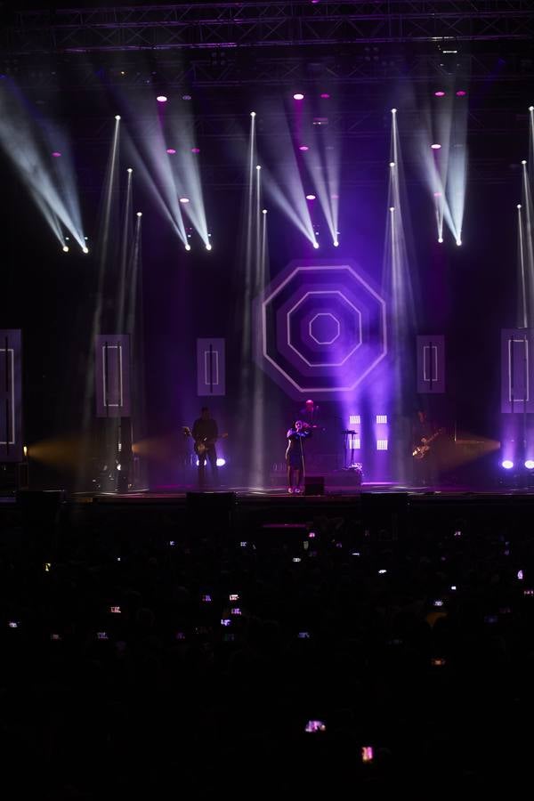 El plantel de la noche prometía, con Leiva, Fangoria, Sidonie, Coque Maya y Xoel López. Y con ellos, 25.000 personas pudieron disfrutar de la completa oferta musical que se fue sucediendo entre los escenarios Ribera del Duero y Aranda. Con el cartel de no hay billetes colgado desde última hora del jueves, la organización decidió duplicar anoche los carriles de entrada al recinto para evitar las colas que se formaron en la jornada del jueves y generaron las quejas de algunos usuarios.