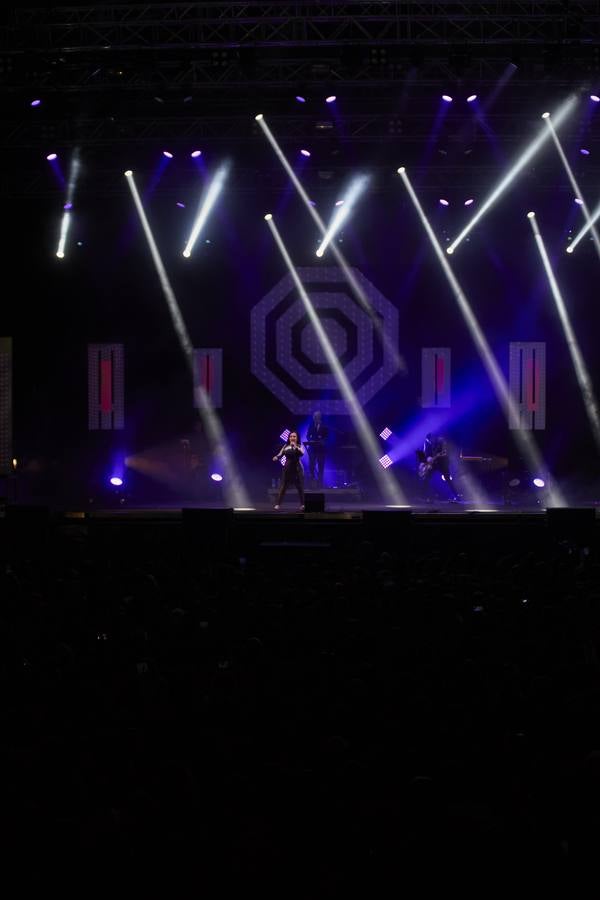 El plantel de la noche prometía, con Leiva, Fangoria, Sidonie, Coque Maya y Xoel López. Y con ellos, 25.000 personas pudieron disfrutar de la completa oferta musical que se fue sucediendo entre los escenarios Ribera del Duero y Aranda. Con el cartel de no hay billetes colgado desde última hora del jueves, la organización decidió duplicar anoche los carriles de entrada al recinto para evitar las colas que se formaron en la jornada del jueves y generaron las quejas de algunos usuarios.