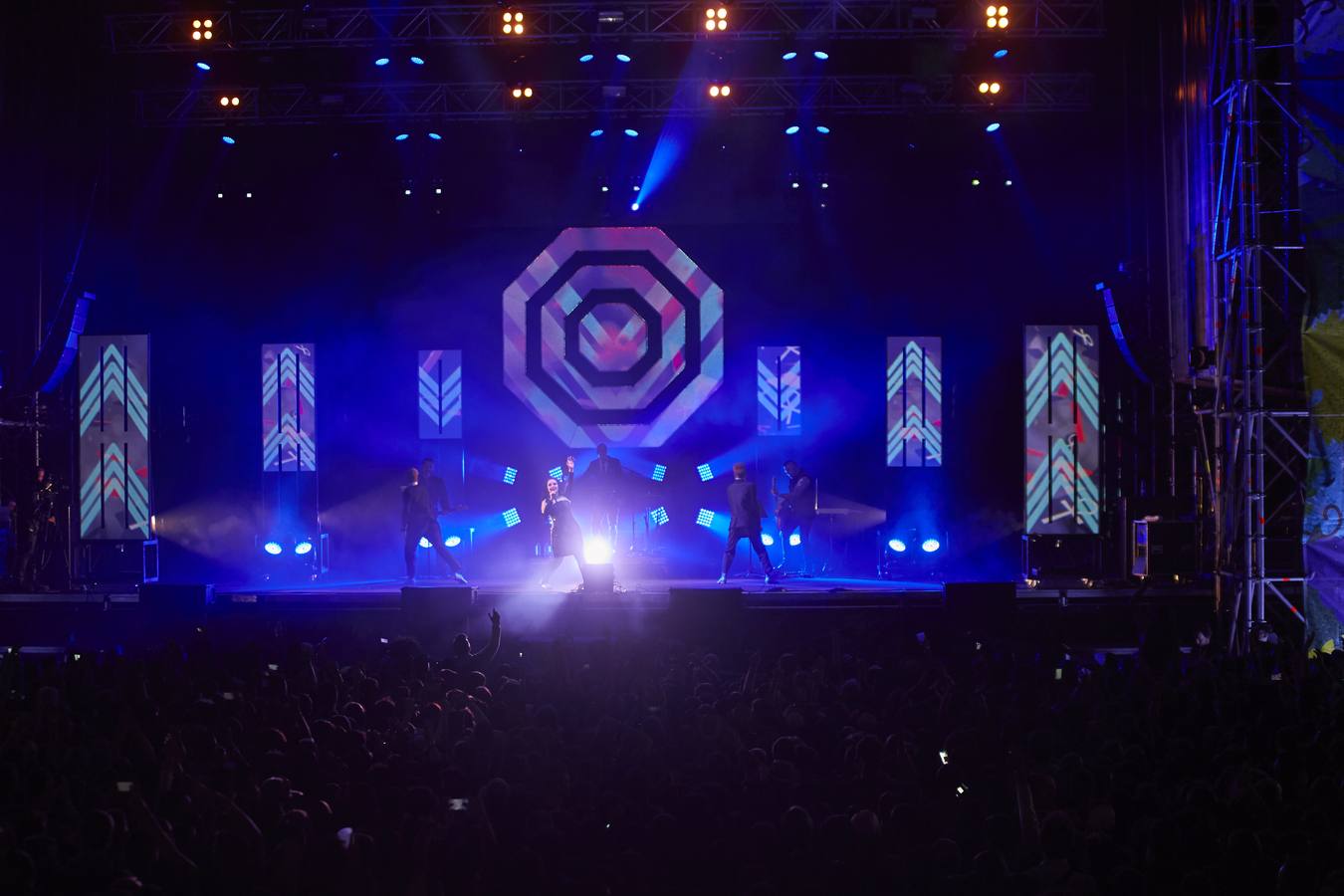 El plantel de la noche prometía, con Leiva, Fangoria, Sidonie, Coque Maya y Xoel López. Y con ellos, 25.000 personas pudieron disfrutar de la completa oferta musical que se fue sucediendo entre los escenarios Ribera del Duero y Aranda. Con el cartel de no hay billetes colgado desde última hora del jueves, la organización decidió duplicar anoche los carriles de entrada al recinto para evitar las colas que se formaron en la jornada del jueves y generaron las quejas de algunos usuarios.