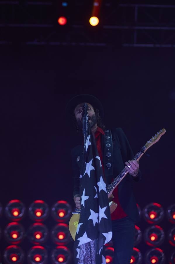 El plantel de la noche prometía, con Leiva, Fangoria, Sidonie, Coque Maya y Xoel López. Y con ellos, 25.000 personas pudieron disfrutar de la completa oferta musical que se fue sucediendo entre los escenarios Ribera del Duero y Aranda. Con el cartel de no hay billetes colgado desde última hora del jueves, la organización decidió duplicar anoche los carriles de entrada al recinto para evitar las colas que se formaron en la jornada del jueves y generaron las quejas de algunos usuarios.