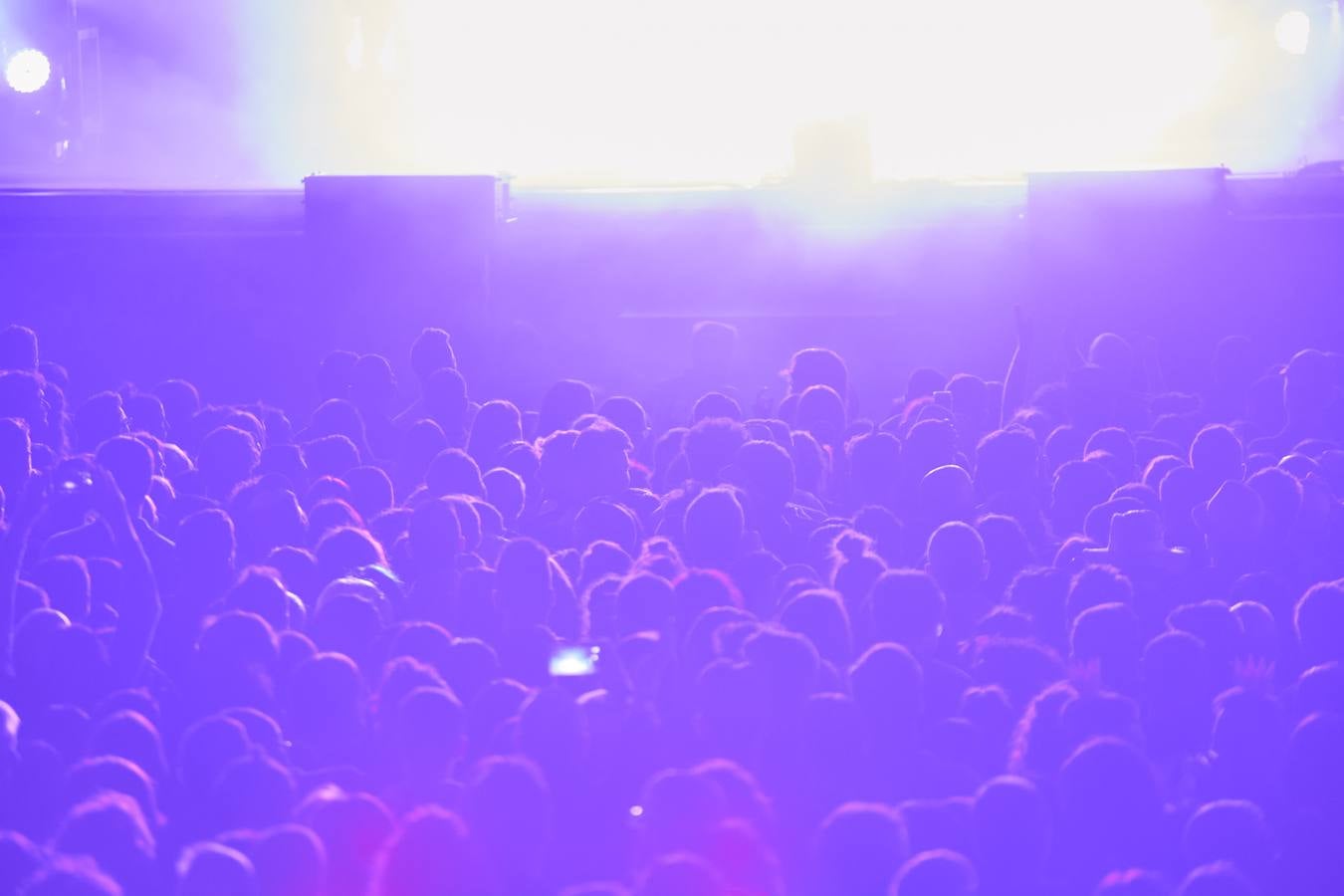 El plantel de la noche prometía, con Leiva, Fangoria, Sidonie, Coque Maya y Xoel López. Y con ellos, 25.000 personas pudieron disfrutar de la completa oferta musical que se fue sucediendo entre los escenarios Ribera del Duero y Aranda. Con el cartel de no hay billetes colgado desde última hora del jueves, la organización decidió duplicar anoche los carriles de entrada al recinto para evitar las colas que se formaron en la jornada del jueves y generaron las quejas de algunos usuarios.