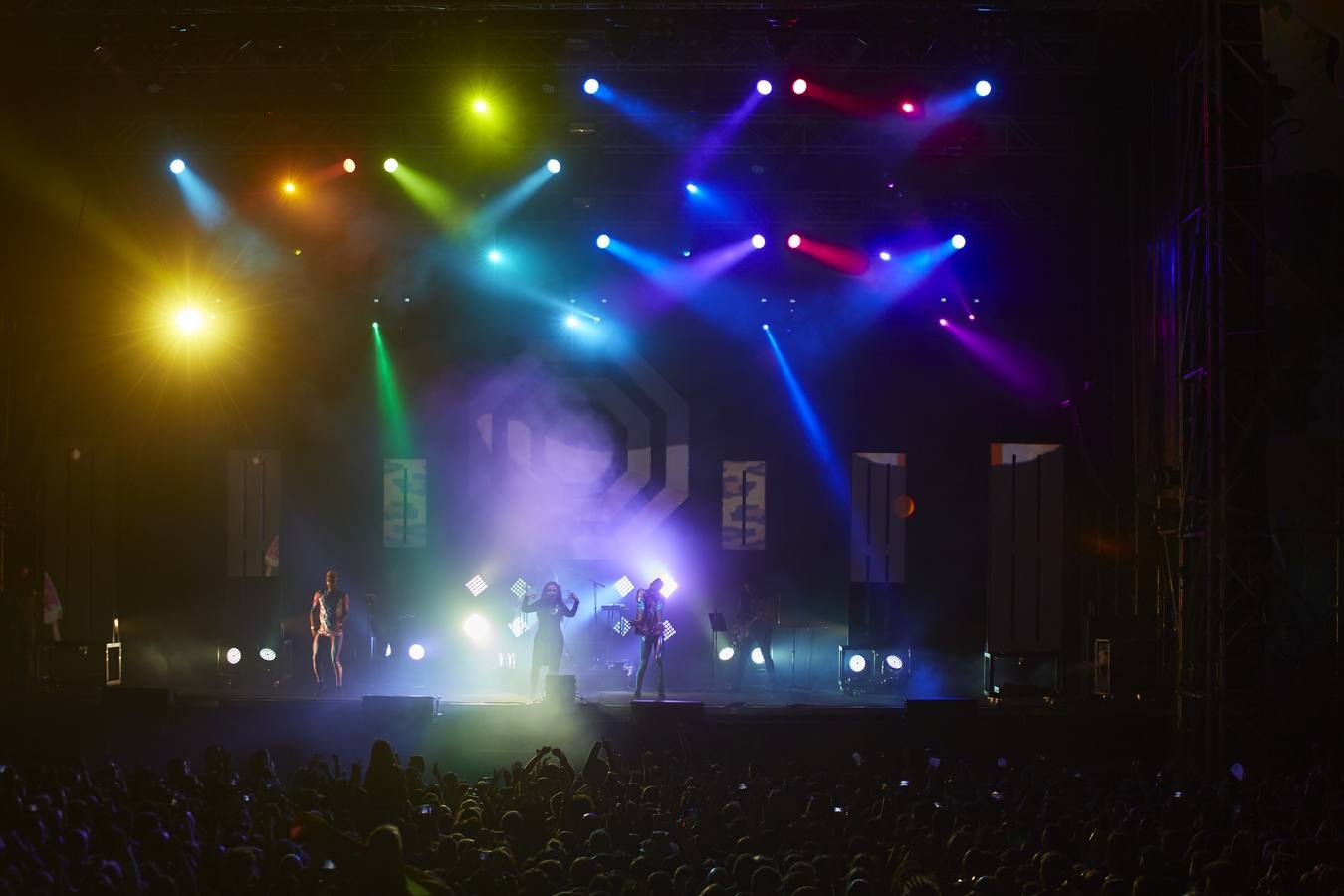 El plantel de la noche prometía, con Leiva, Fangoria, Sidonie, Coque Maya y Xoel López. Y con ellos, 25.000 personas pudieron disfrutar de la completa oferta musical que se fue sucediendo entre los escenarios Ribera del Duero y Aranda. Con el cartel de no hay billetes colgado desde última hora del jueves, la organización decidió duplicar anoche los carriles de entrada al recinto para evitar las colas que se formaron en la jornada del jueves y generaron las quejas de algunos usuarios.