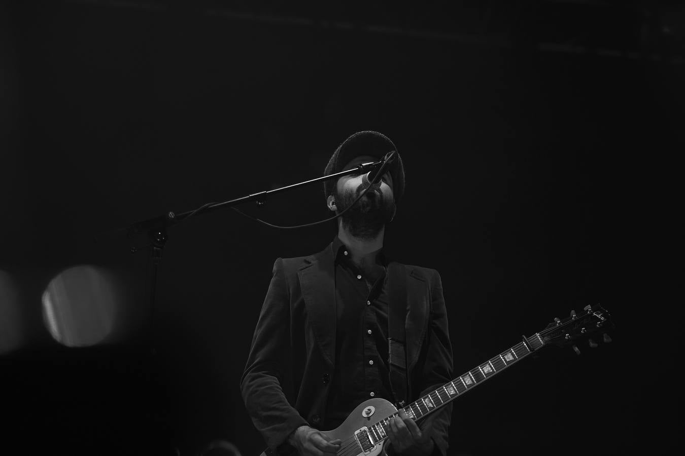 El plantel de la noche prometía, con Leiva, Fangoria, Sidonie, Coque Maya y Xoel López. Y con ellos, 25.000 personas pudieron disfrutar de la completa oferta musical que se fue sucediendo entre los escenarios Ribera del Duero y Aranda. Con el cartel de no hay billetes colgado desde última hora del jueves, la organización decidió duplicar anoche los carriles de entrada al recinto para evitar las colas que se formaron en la jornada del jueves y generaron las quejas de algunos usuarios.